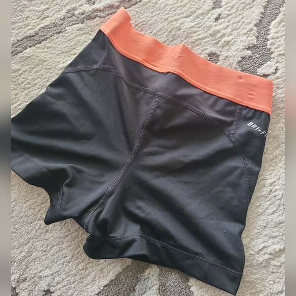 ✔️ Nike Activewear shorts - Picture 2 of 2
